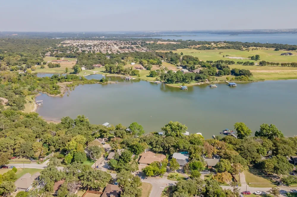 300 Shoreline Drive Azle, TX 76020