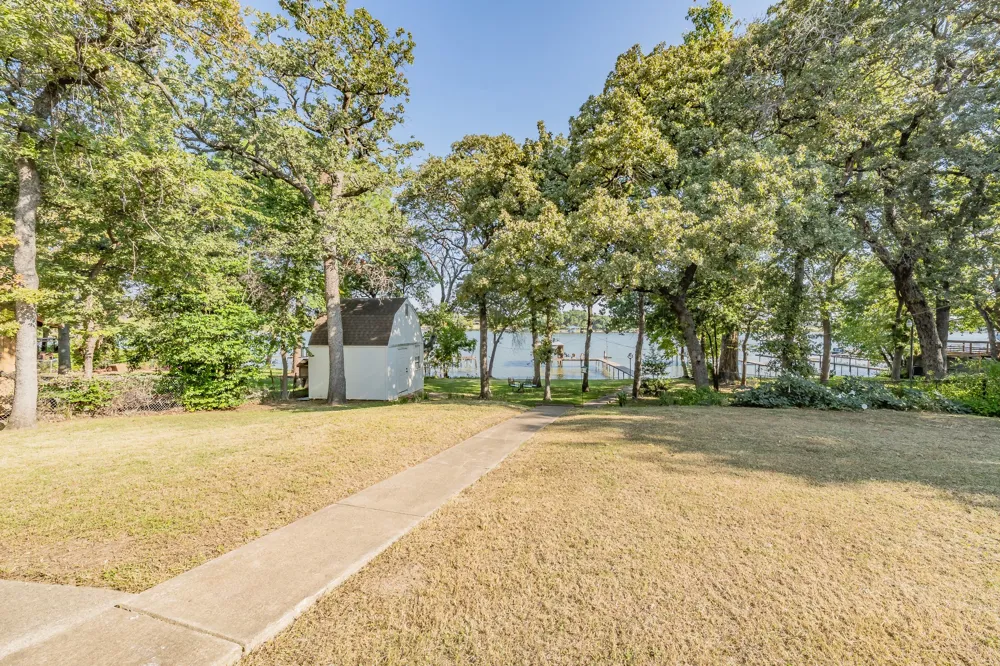 300 Shoreline Drive Azle, TX 76020
