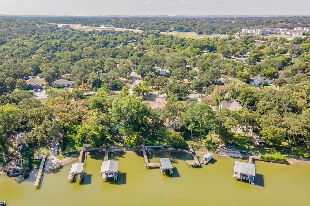 300 Shoreline Drive Azle, TX 76020