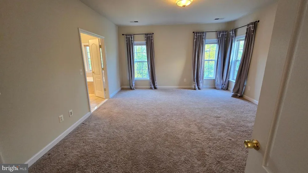 43762 LEES MILL SQUARE Leesburg, VA 20176