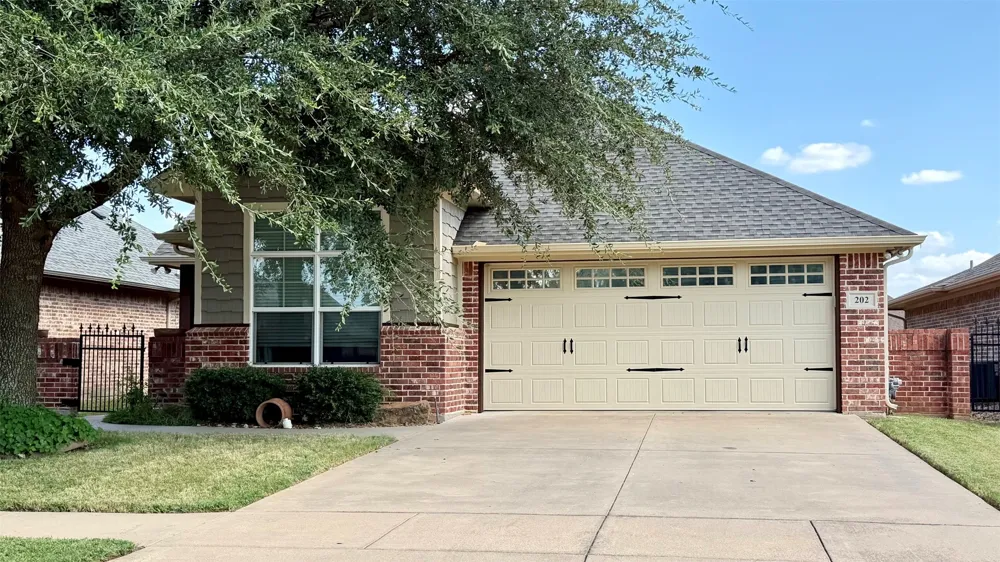 202 Captains Court Granbury, TX 76049