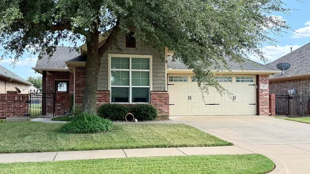 202 Captains Court Granbury, TX 76049