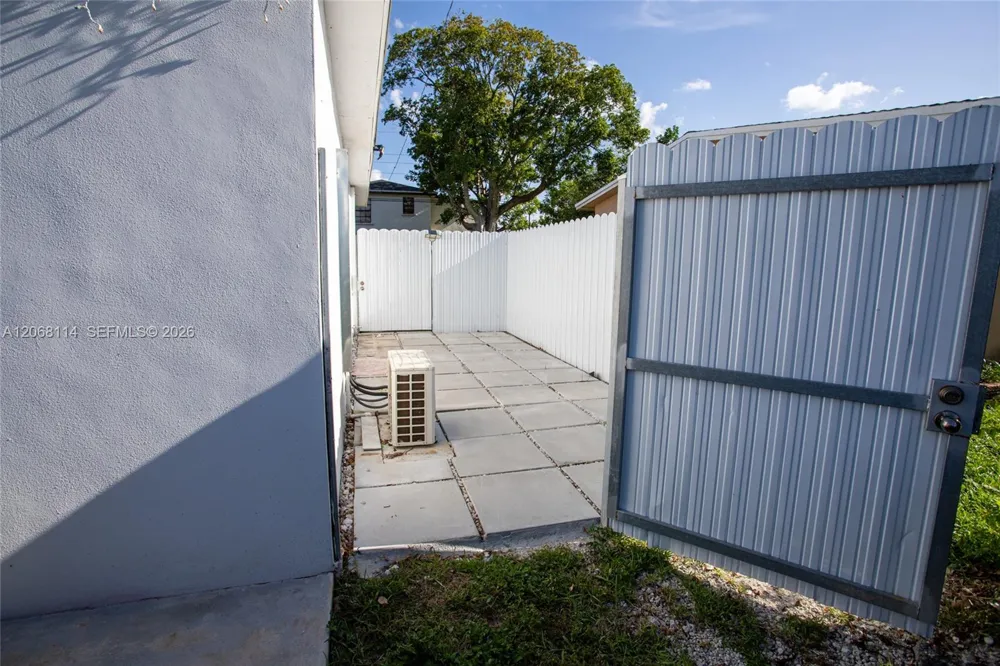 6930 Fillmore St Hollywood, FL 33024