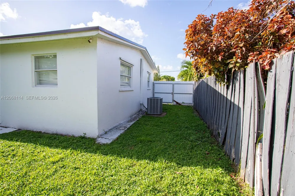 6930 Fillmore St Hollywood, FL 33024
