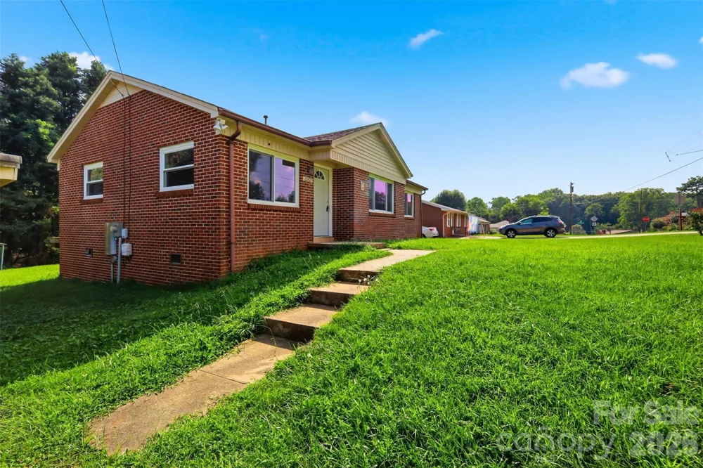 2262 9th Avenue Drive NE Hickory, NC 28601