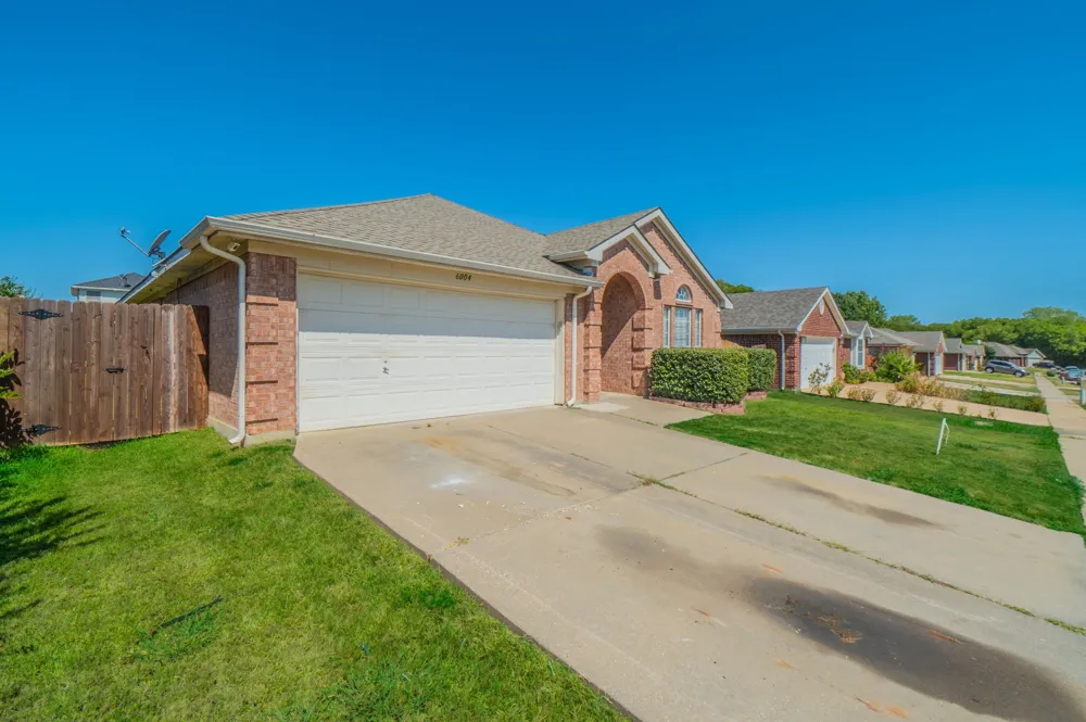 6004 Summerfield Arlington, TX 76018