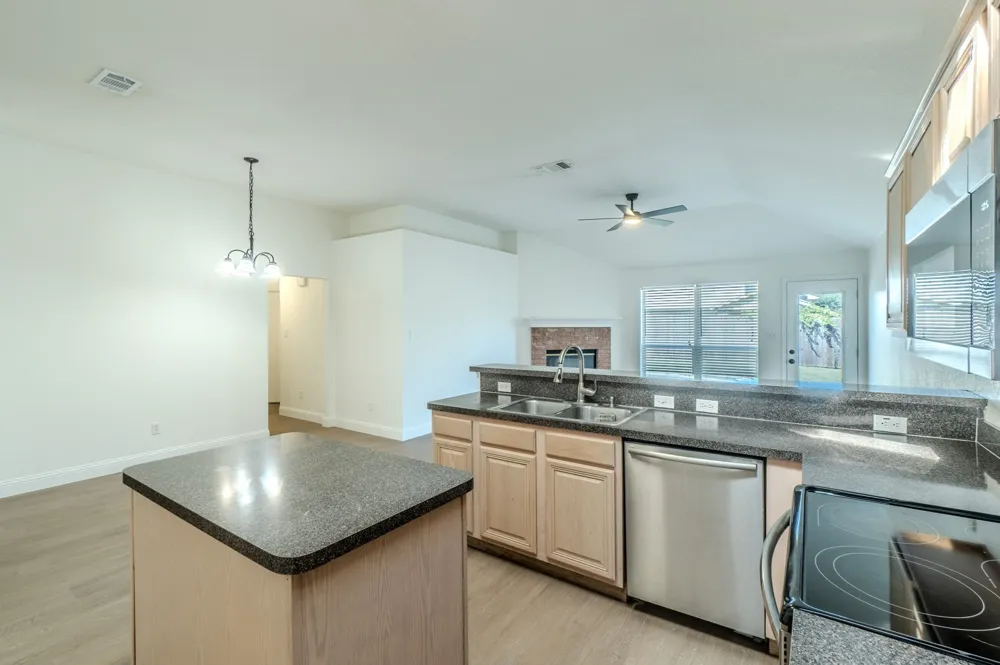 6004 Summerfield Arlington, TX 76018