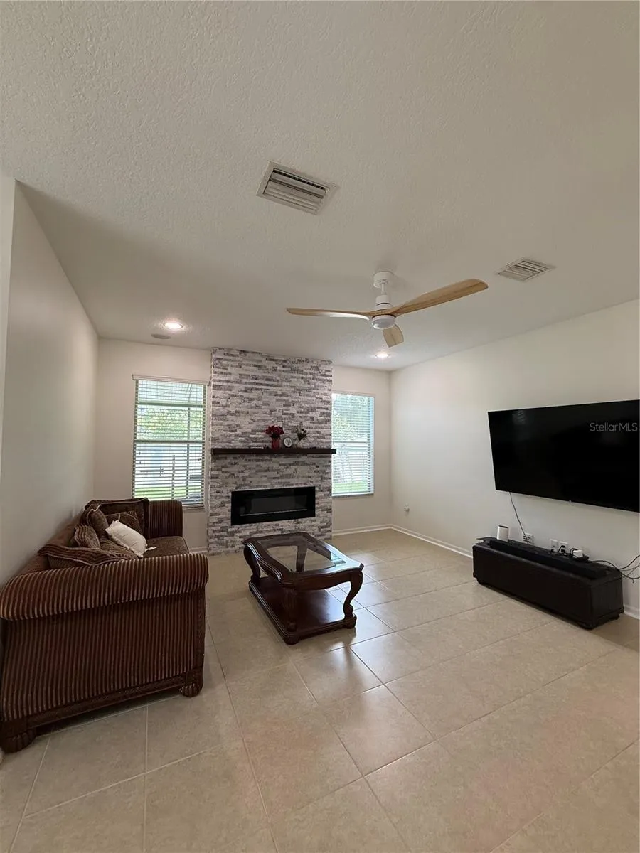 422 WESTCHESTER HILLS LANE Valrico, FL 33594