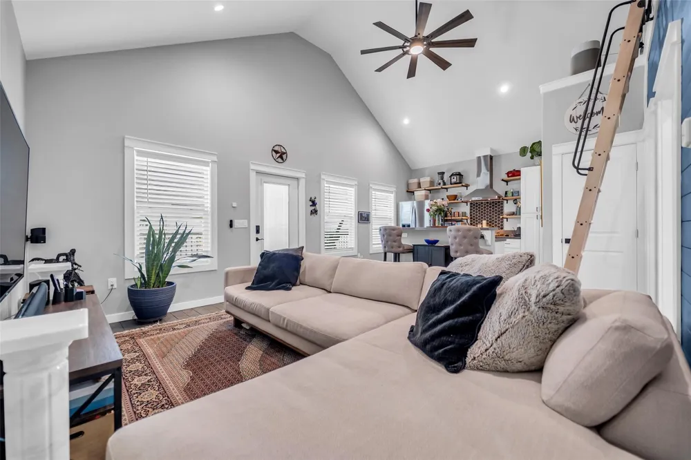 1094 Cedar Lane Gilchrist, TX 77617