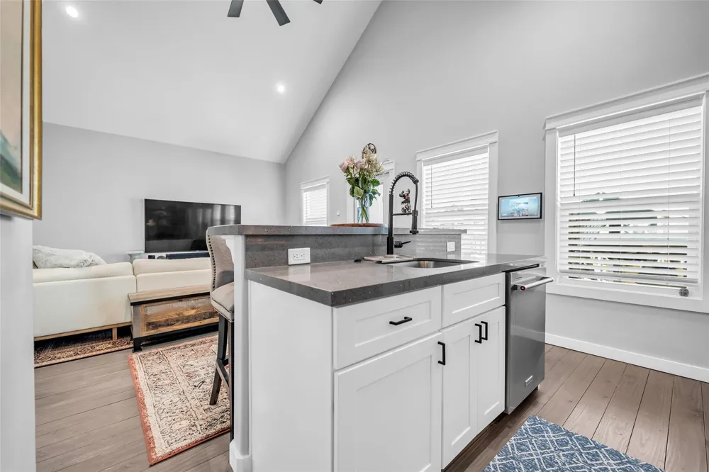 1094 Cedar Lane Gilchrist, TX 77617