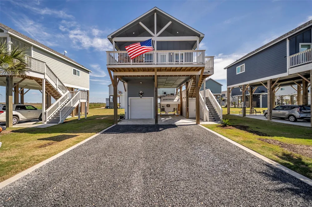 1094 Cedar Lane Gilchrist, TX 77617