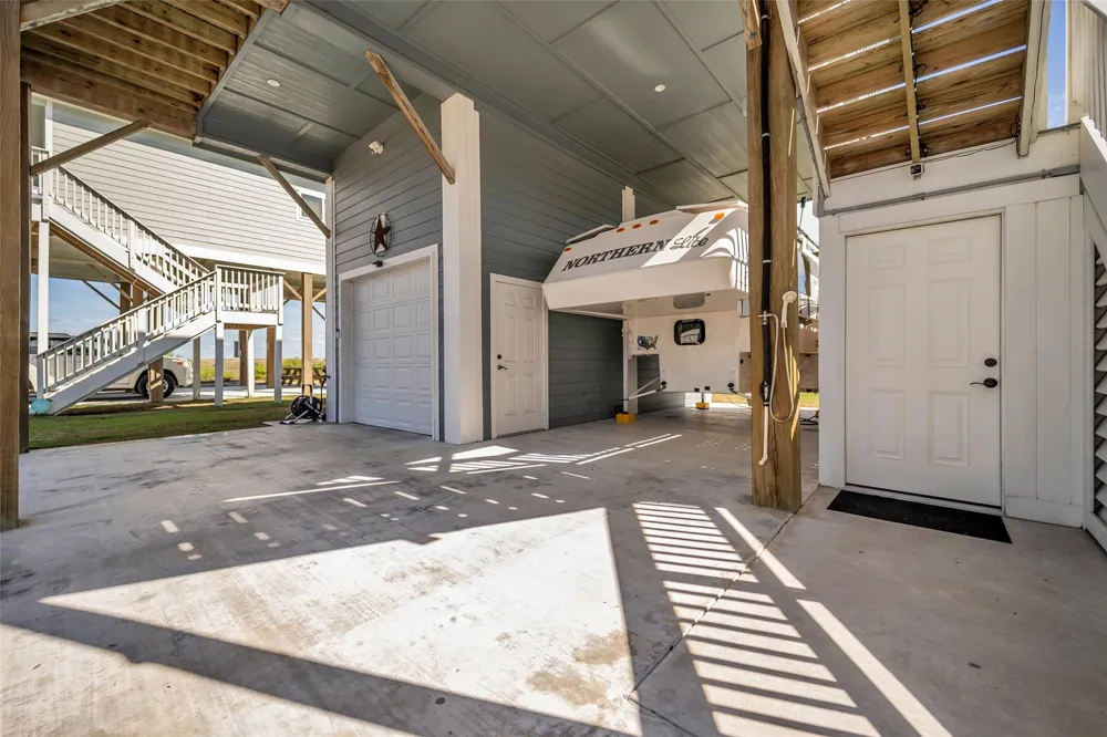 1094 Cedar Lane Gilchrist, TX 77617