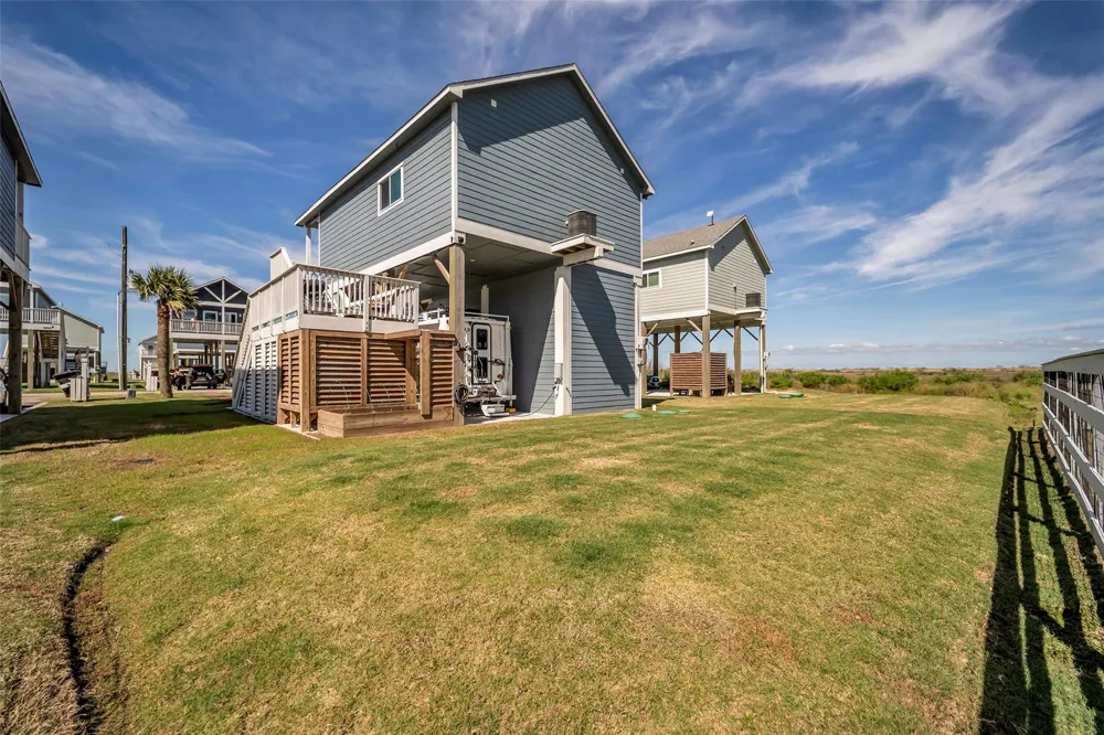 1094 Cedar Lane Gilchrist, TX 77617