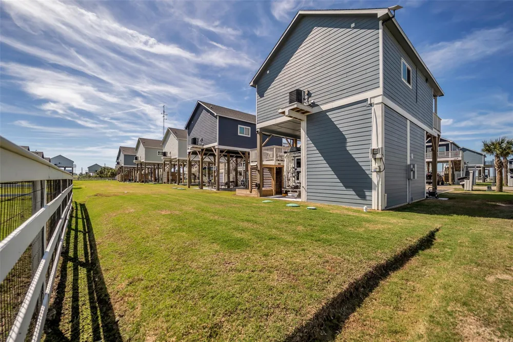 1094 Cedar Lane Gilchrist, TX 77617