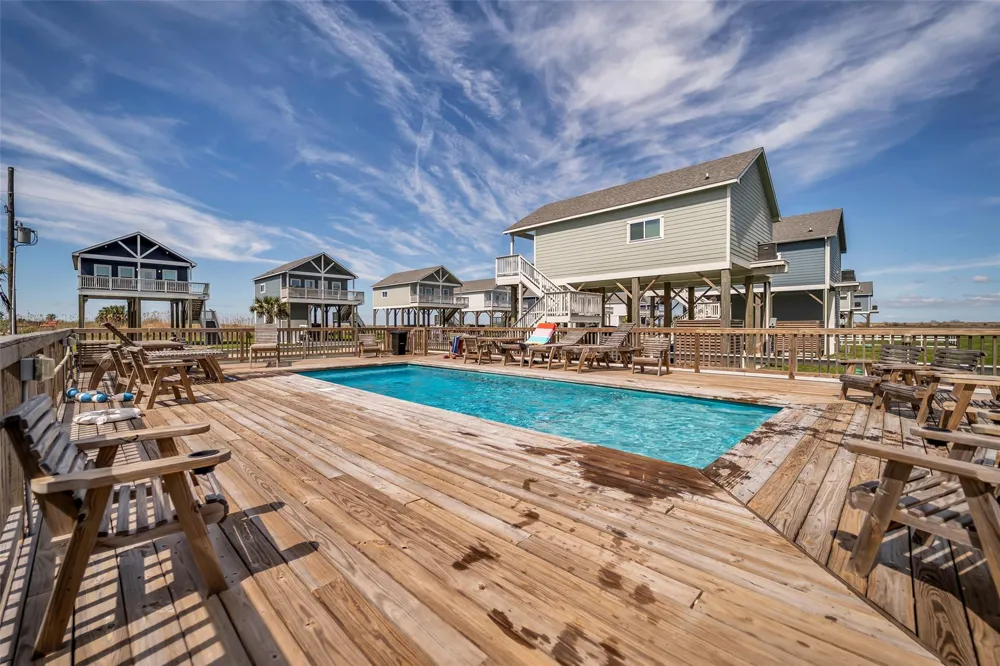 1094 Cedar Lane Gilchrist, TX 77617