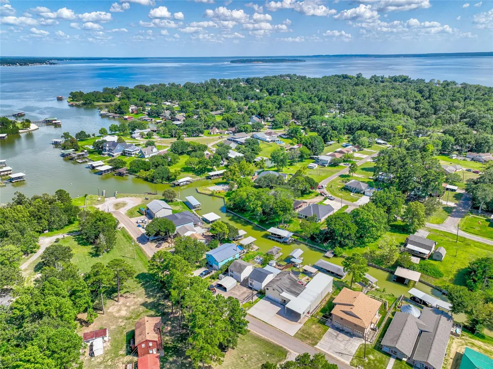 278 Shelter Cove Drive Livingston, TX 77351