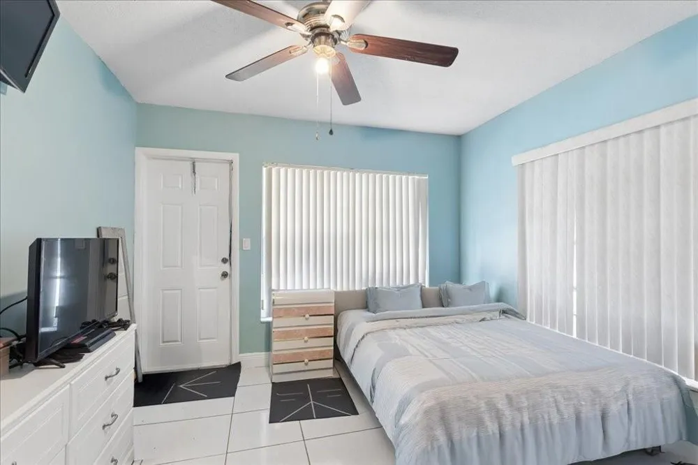 4290 NW 49th Terrace NW Lauderdale Lakes, FL 33319