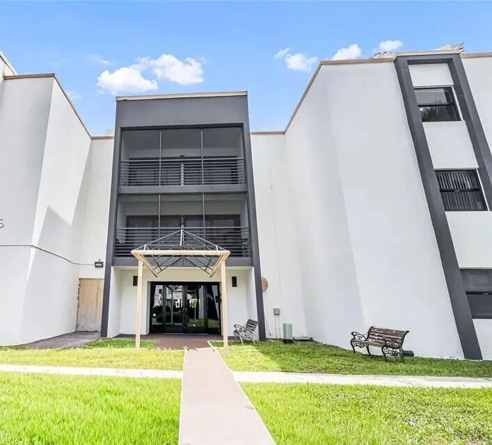 4040 Hills Drive #31 Hollywood, FL 33021