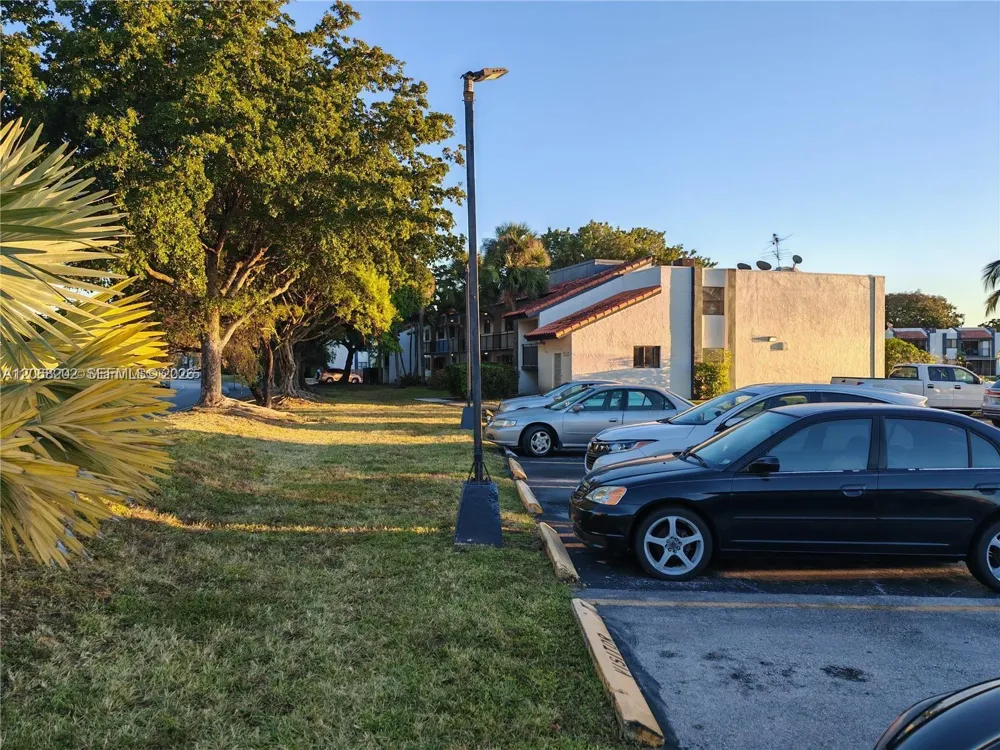 460 W Park Dr #207 Miami, FL 33172