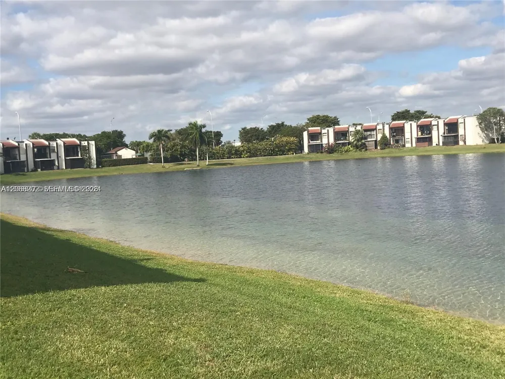 460 W Park Dr #207 Miami, FL 33172