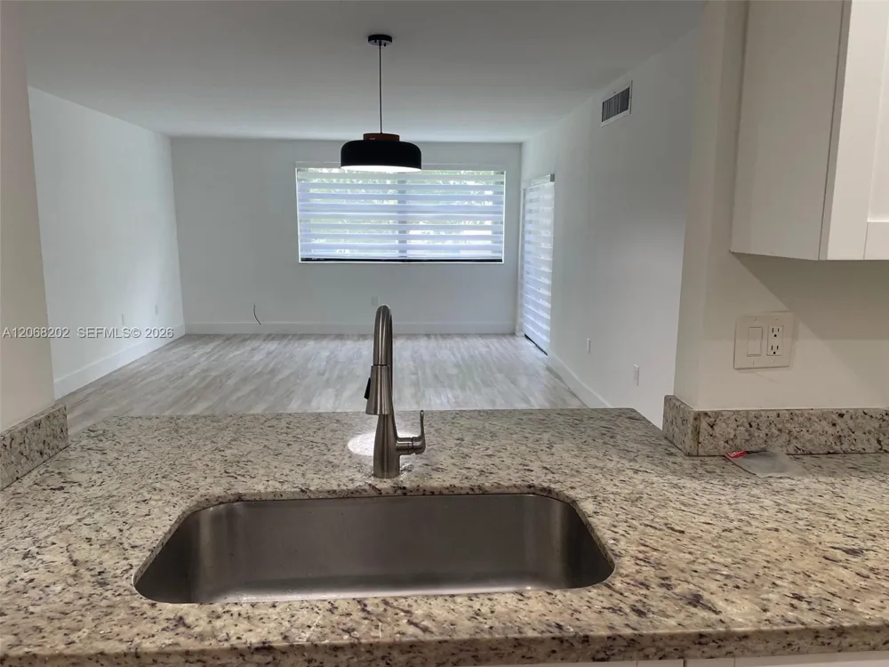 460 W Park Dr #207 Miami, FL 33172