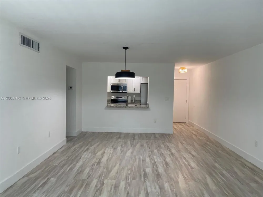 460 W Park Dr #207 Miami, FL 33172