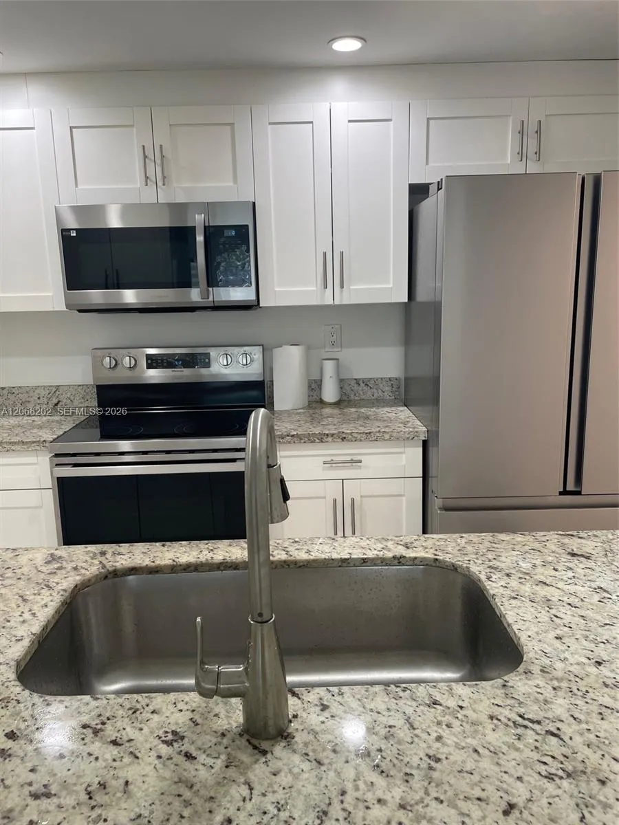460 W Park Dr #207 Miami, FL 33172