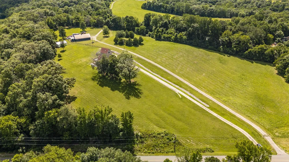 6040 New Cut Rd Greenbrier, TN 37073