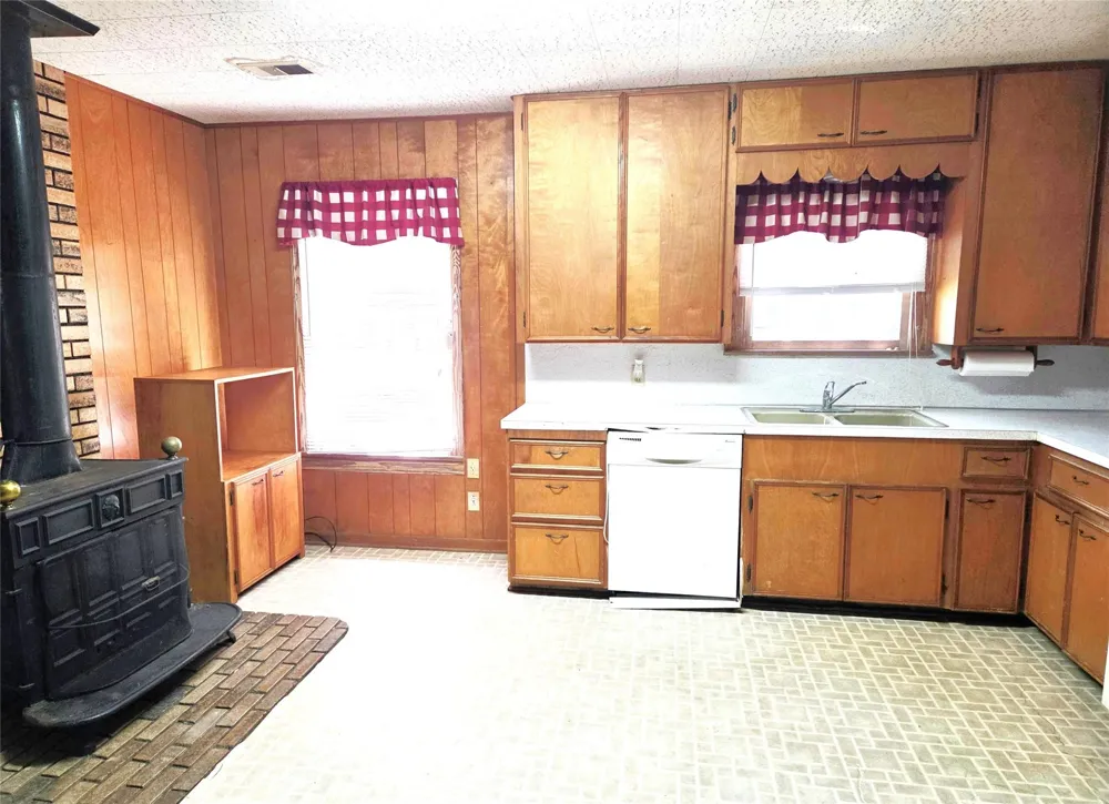 702 E Trinity Street Victoria, TX 77901