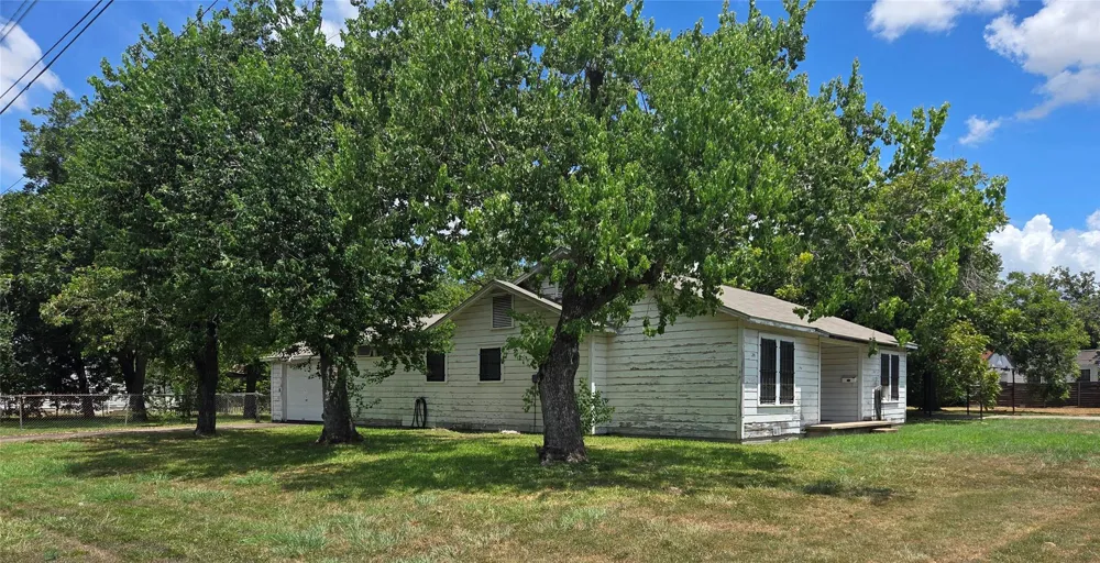 702 E Trinity Street Victoria, TX 77901