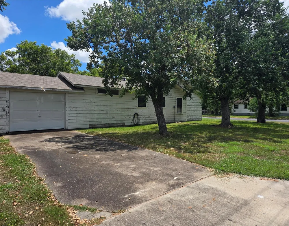 702 E Trinity Street Victoria, TX 77901