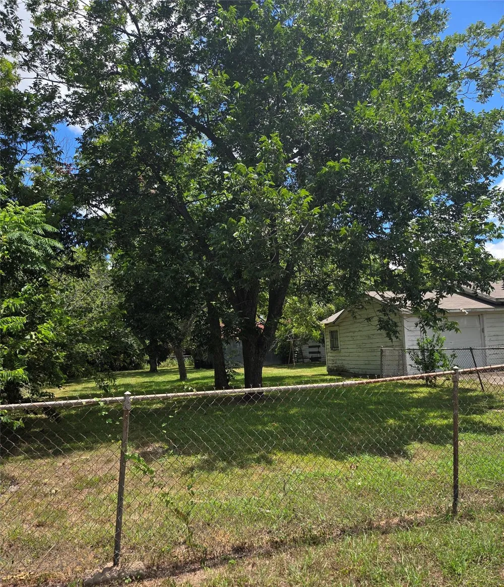 702 E Trinity Street Victoria, TX 77901