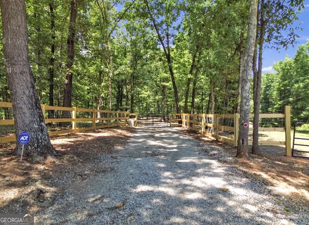 285 Wolf Den RD Royston, GA 30662