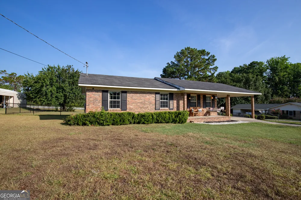 110 Queen DR Glennville, GA 30427