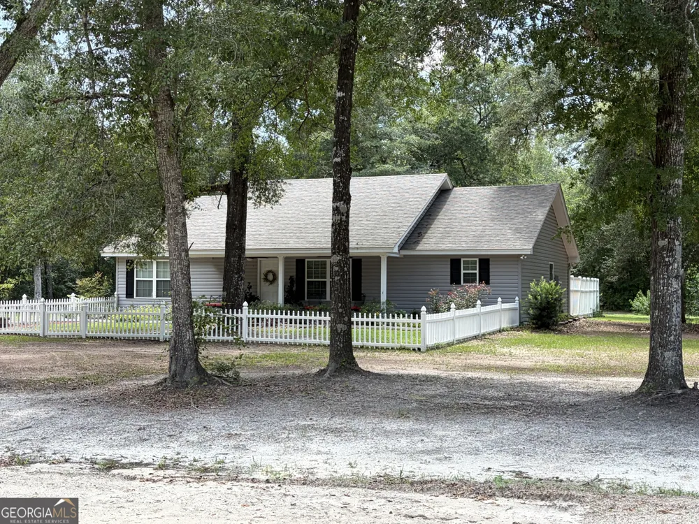 325 Creekview DR Hortense, GA 31543
