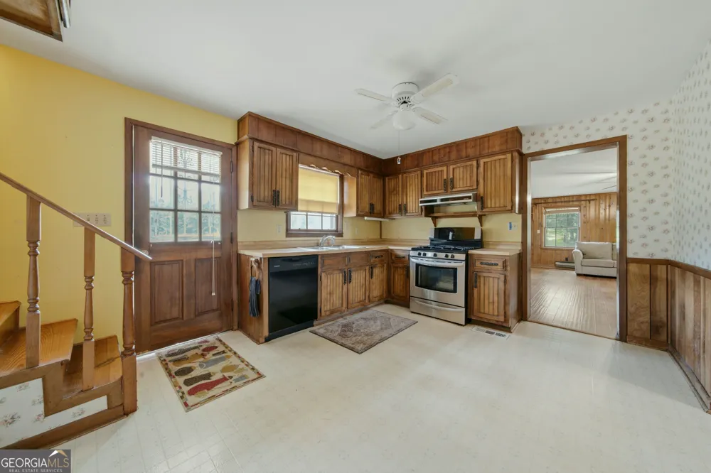 607 Grant RD Brooks, GA 30205