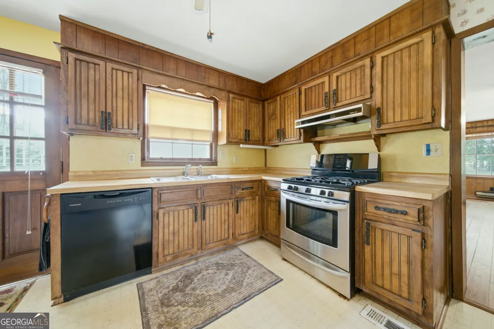 607 Grant RD Brooks, GA 30205