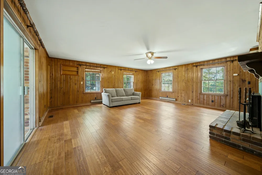 607 Grant RD Brooks, GA 30205