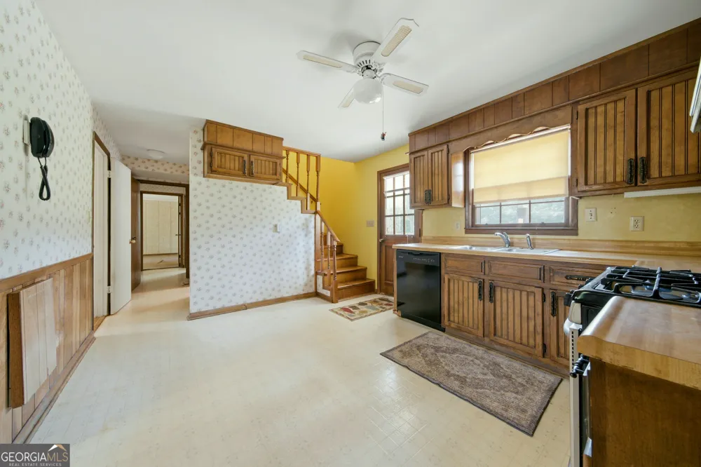 607 Grant RD Brooks, GA 30205