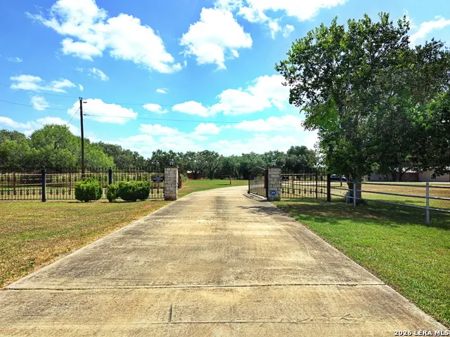 6006 Yucca Trail Beeville, TX 78102