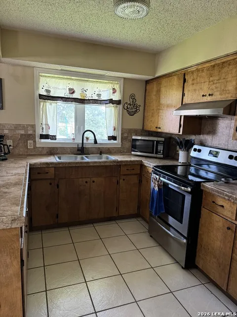 6006 Yucca Trail Beeville, TX 78102