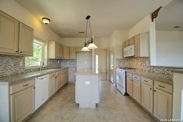 2140 Summit Crest Dr Kerrville, TX 78028