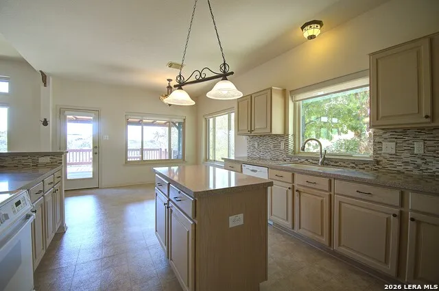 2140 Summit Crest Dr Kerrville, TX 78028