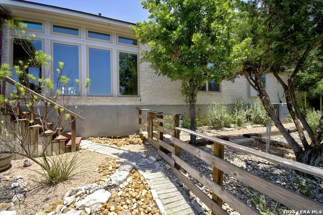 2140 Summit Crest Dr Kerrville, TX 78028