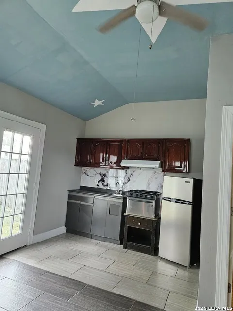 4814 LOST HILLS DR Elmendorf, TX 78112