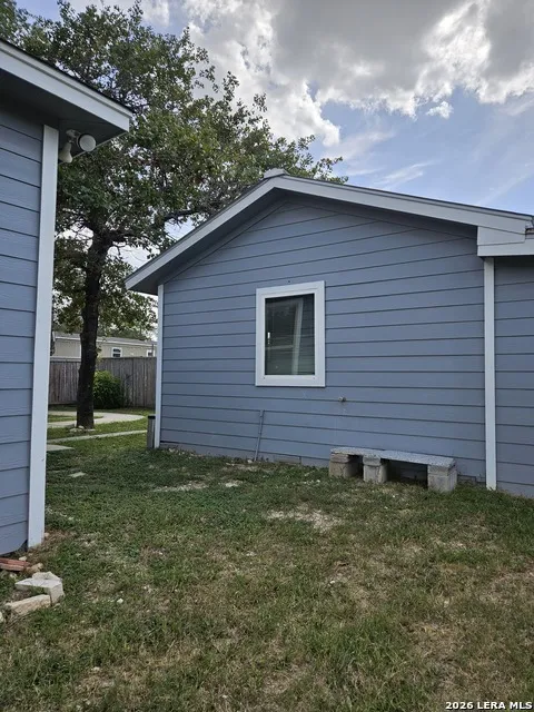 4814 LOST HILLS DR Elmendorf, TX 78112