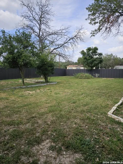 4814 LOST HILLS DR Elmendorf, TX 78112