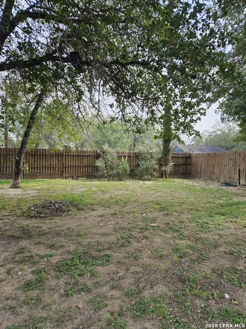 4814 LOST HILLS DR Elmendorf, TX 78112