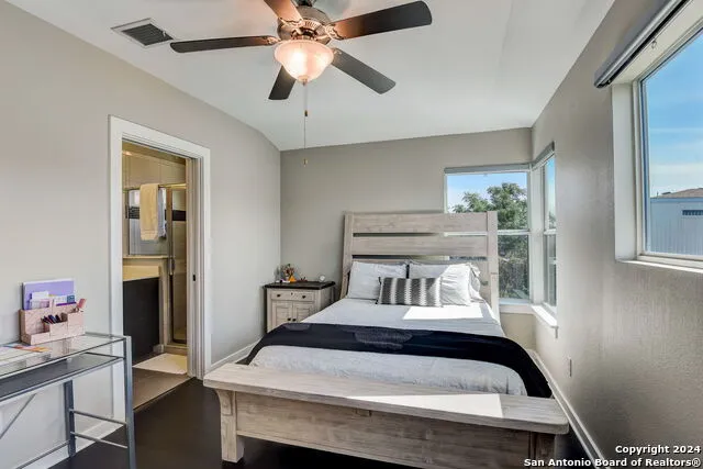 142 E MYRTLE ST San Antonio, TX 78212