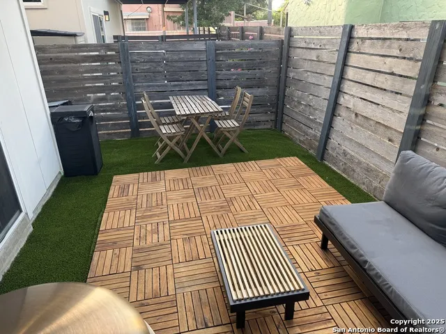 142 E MYRTLE ST San Antonio, TX 78212